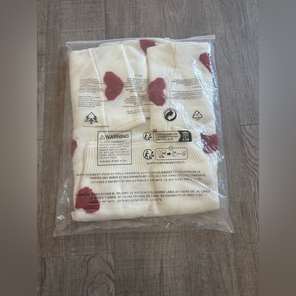 NWT Amazon Cream and Red Crew Neck Sweater with Heart Motif Size M - Picture 2 of 2
